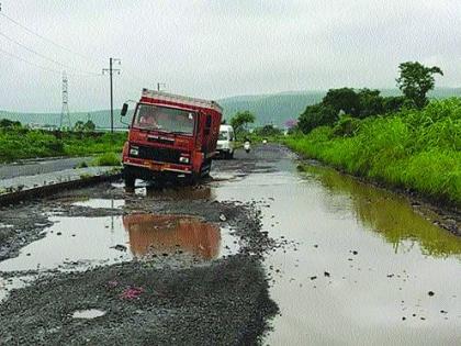 The roads potholes of Taloja MIDC | तळोजा एमआयडीसीतील रस्ते खड्ड्यात