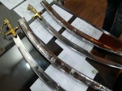 After Aurangabad sharp swords came to Pune by courier | Pune: औरंगाबादनंतर पुण्यातही चक्क कुरिअरनं आल्या धारदार तलवारी