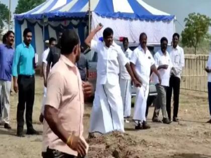 Minister Throws Stone : Minister of Tamil Nadu threw stone at his activist; Video Viral... | Minister Throws Stone : तामिळनाडूच्या मंत्र्यांनी आपल्याच कार्यकर्त्यावर केली दगडफेक; Video व्हायरल...