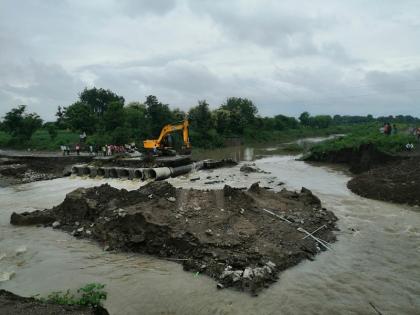 Hadgaon hit by rains; The bridge over the river Tamsa was swept away | हदगावला पावसाचा तडाखा; तामसा नदीवरील पूल वाहून गेला 