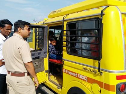 Action on 11 school buses on the first day of school | शाळेच्या पहिल्याच दिवशी ११ स्कूलबसवर झाली कारवाई