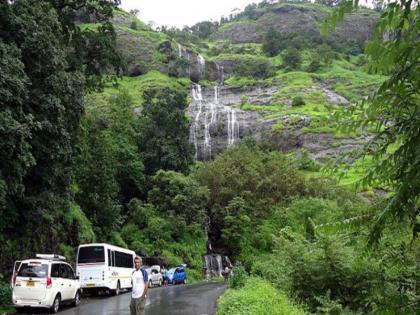 The highest number of bottles of liquor in that time Beautiful tourist spots are getting spoiled | ताम्हिणीत सर्वाधिक दारूच्या बाटल्यांचा खच; सुंदर पर्यटन स्थळे विद्रुप होतायेत