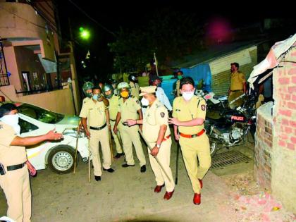 In Nagpur, criminals attacked police, hurled stones and damaged vehicles | नागपुरात पोलिसांवर गुन्हेगारांचा हल्ला, तुफान दगडफेक, वाहनही फोडले