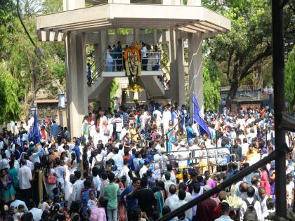 Video: ambedkar followers gathered to pay tribute to ambedkar | व्हिडीओ : डाॅ. बाबासाहेब आंबेडकर यांना अभिवादन करण्यासाठी लाेटला भीमसागर