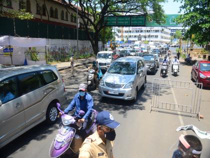 relief to pune lockdown ; traffic jam at sancheti chowk rsg | पुण्यातील लाॅकडाऊनमध्ये शिथिलता ; संचेती चाैकात वाहनांच्या रांगा