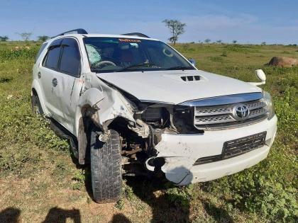 crowd vandalised water conservation minister maharashtra tanaji sawant car after it hits one youth | जलसंधारण मंत्र्यांच्या गाडीच्या धडकेत एकाचा मृत्यू; जमावाकडून गाडीची तोडफोड