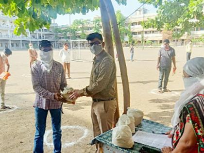 Distribution of rice to the beneficiary students | लाभार्थी विद्यार्थ्यांना तांदुळ वाटप