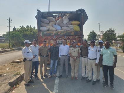 rice going to Black market caught on Bhardupari highway by dhule police | काळ्या बाजारात जाणारा तांदूळ भरदुपारी महामार्गावर पकडला