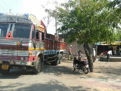 Water Tankers Reaching Rajura Village | अखेर राजूरा गावात पोहचले पाण्याचे टँकर