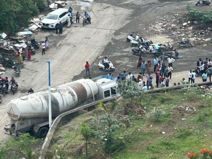 The woman eventually lost her life Death after being crushed by a tanker on the road in front of Prayeja City of Vadgaon | अखेर महिलेने जीव गमावला; वडगावच्या प्रयेजा सिटी समोरील रस्त्यावर टँकर खाली चिरडून मृत्यू