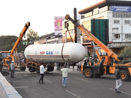 Accidental Gas Tanker Driver Just 22 Years Old; Injured, he went to Pune hospital | अपघातग्रस्त गॅस टँकरचा चालक अवघ्या २२ वर्षांचा; जखमी अवस्थेत गेला पुण्याच्या रुग्णालयात