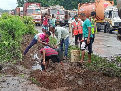 An oil tanker overturned on the highway; Citizens flock to understand diesel  | महामार्गावर ऑइल घेऊन जाणारा टँकर उलटला; डिझेल समजून घेऊन जाण्यासाठी नागरिकांची झुंबड 