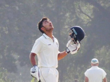 Hyderabad's Tanmay Agarwal has hit the fastest triple century in First-Class cricket, off 147 balls, against Arunachal Pradesh, He's unbeaten on 323*(160), with 33 fours & 21 sixes  | २१ षटकार, ३३ चौकार! भारतीय फलंदाजाने जगातील वेगवान त्रिशतक झळकावले; कोण आहे तो?