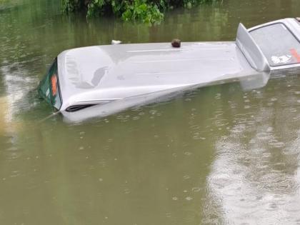 Shocking Suddenly the water flow of the dam increased and the four wheeler was swept away One dead one missing | धक्कादायक! अचानक धरणाच्या पाण्याचा प्रवाह वाढला अन् चारचाकी गेली वाहून; एकाचा मृत्यू, एक बेपत्ता!