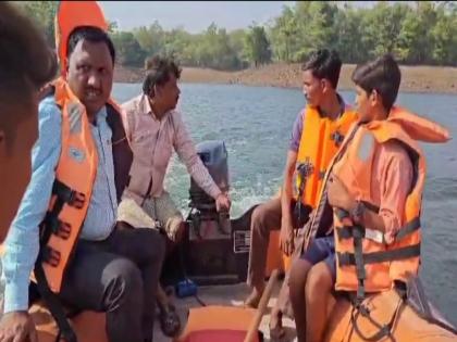 Students reach the school by boat through the water of Tansa river dam | तानसा नदीच्या धरणातील पाण्यातून बोटीने वाट काढत विद्यार्थी गाठतात शाळा