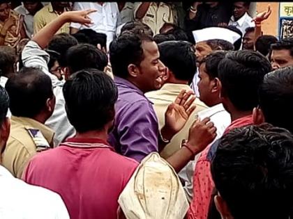 fight between two groups from the selection of president | तटांमुक्ती अध्यक्ष निवडीवरुन दोन गटात धक्काबुक्की