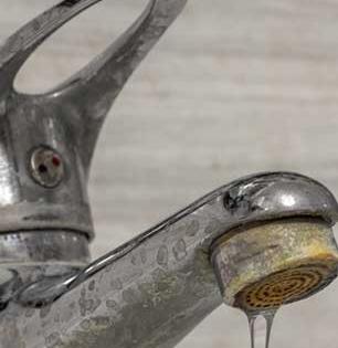 वॉश बेसिन, बाथरूममधील नळांवर पुन्हा पडले पाण्याचे डाग? एकदा ट्राय करा 'हे' सोपे उपाय, नळ पुन्हा चमकू लागतील