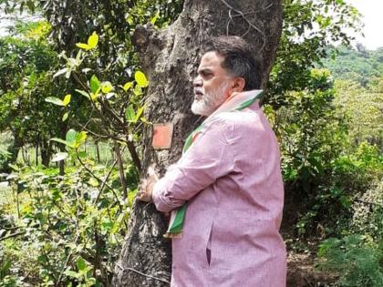 Chipko agitation against tree felling for Metro Carshed project in Ore Colony | आरे कॉलनीत मेट्रो कारशेड प्रकल्पासाठी होणाऱ्या वृक्षतोडीविरोधात चिपको आंदोलन