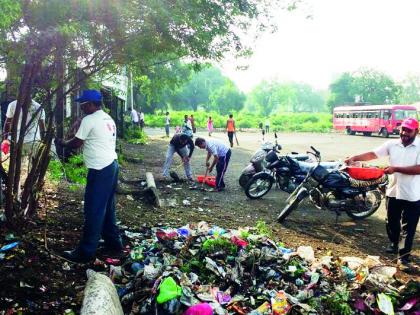 Cleanliness drive of youth bus station | तरुणाईचे बसस्थानकावर स्वच्छता अभियान