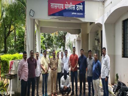 Robbers from a gang that robbed a bullion shop in Bhuj Sangli arrested | भुईजमध्ये सराफाला लुटणाऱ्या टोळीतील दरोडेखोर जेरबंद; पळून जाताना मोटारीचा अपघात Robbers from a gang that robbed a bullion shop in Bhuj Sangli arrested | भुईजमध्ये सराफाला लुटणाऱ्या टोळीतील दरोडेखोर जेरबंद; पळून जाताना मोटारीचा अपघात