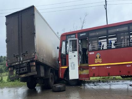 Nine people injured in a serious accident involving a container and ST bus near Yogewadi junction in Tasgaon taluka sangli on the Guhagar Bijapur National Highway | Sangli: योगेवाडीजवळ बस-कंटेनरची भीषण धडक, नऊ जण जखमी Nine people injured in a serious accident involving a container and ST bus near Yogewadi junction in Tasgaon taluka sangli on the Guhagar Bijapur National Highway | Sangli: योगेवाडीजवळ बस-कंटेनरची भीषण धडक, नऊ जण जखमी