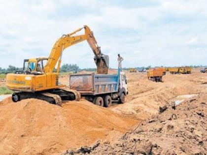 sand smuggling bhandara, With the exception of 1 to 2 ghats, sand continues to be smuggled through most of the sand ghats in the district | अधिकाऱ्यांवर हल्ल्यानंतरही तस्करांचे चांगभले; रेतीची अवैध वाहतूक सर्वसामान्यांच्या जिवावर