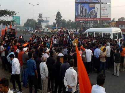 Shivjayanti Tempo accident involving carrying Jyot on Mumbai-Bangalore highway; 20 to 25 people injured | गावात 'ज्योत'चे स्वागत होणार अन् शिवभक्तांवर ओढावले संकट; अपघातात २० ते २५ जण जखमी