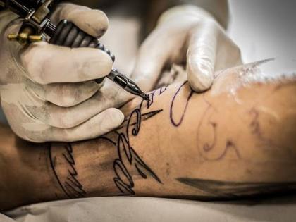 getting a tattoo be careful inviting hiv through single needle use | टॅटू काढताय? काळजी घ्या! एकाच सुईच्या वापरामुळे एचआयव्हीला निमंत्रण