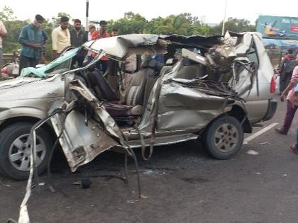 three members of the same family from jaisinghpur were died in an accident near satara | साताऱ्याजवळ अपघातात एकाच कुटुंबातील जयसिंगपूरचे तिघे ठार