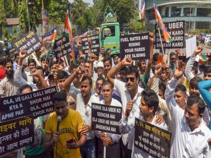 App-based vehicle drivers protest; Protests at Azad Maidan over non-implementation of fares set by the state government | अॅपआधारित वाहन चालकांचे आंदोलन; राज्य सरकारने ठरवून दिलेले भाडे लागू न केल्याने आझाद मैदानात निदर्शने