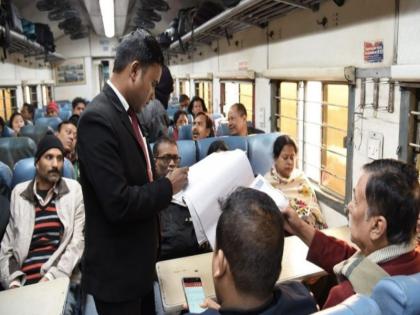 Beware Action will be taken against those who quarrel unnecessarily in the railways; 'Body cameras' will be on Tisi's shoulder | सावधान! रेल्वेत विनाकारण भांडणाऱ्यांवर कारवाई होणार; TC च्या खांद्यावर असणार ‘बॉडी कॅमेरे’