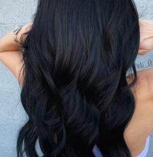 पांढरे केस काळे करण्यासाठी डाय लावणं सोडा, फक्त चहा पावडरमध्ये मिसळून लावा 'ही' गोष्ट