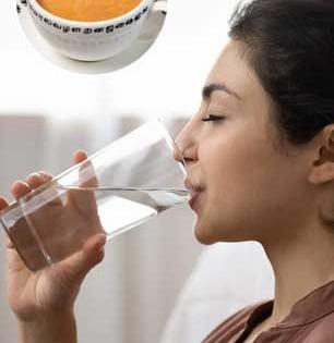 टी लव्हर्ससाठी धोक्याची घंटा! चहा पिण्यापूर्वी की नंतर... कधी पाणी पिणं ठरेल आरोग्यासाठी घातक?