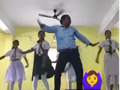 Teacher dances to tal se taal mila with students in classroom, Video delights Internet | Viral Video: 'ताल से ताल मिला' गाण्यावर शाळेतील सरांचा जबरदस्त डान्स, पाहून महिलाही झाल्या चकीत! Teacher dances to tal se taal mila with students in classroom, Video delights Internet | Viral Video: 'ताल से ताल मिला' गाण्यावर शाळेतील सरांचा जबरदस्त डान्स, पाहून महिलाही झाल्या चकीत!