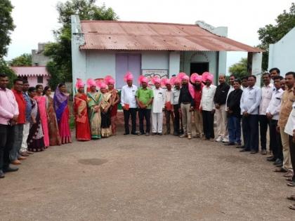 teacher fairwell at deulgaon ; student sentimental | गुरुजंनाना निरोप देताना शिक्षकांसह विद्यार्थी गहिवरले