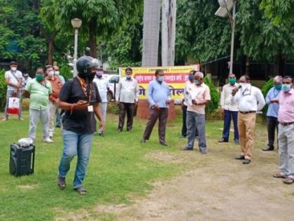 Employees and teachers protest in front of the Municipal Corporation | मनपापुढे कर्मचारी व शिक्षकांचे धरणे आंदोलन