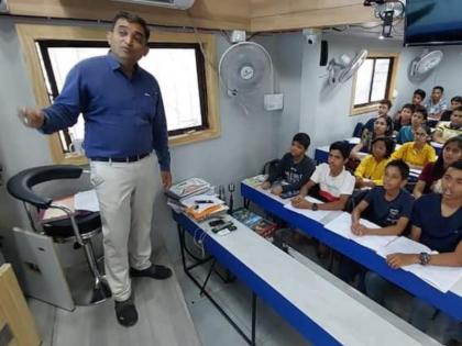 The teacher's enthusiasm and the children's excitement; Mathematical formulas are taught to the rhythm of songs | Video: शिक्षकांची कमाल अन् मुलांची धमाल; गाण्यांच्या चालीवर शिकवतायेत गणिताचे फॉर्म्युले