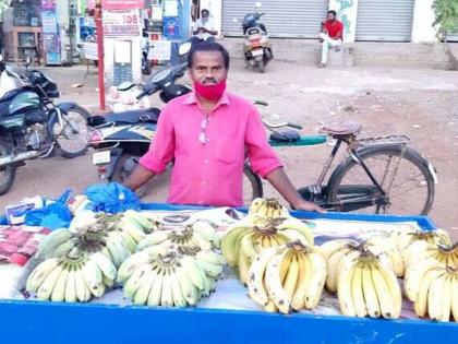 Lockdown effect! Lost a job; Double post graduate teacher selling bananas | लॉकडाऊनचा परिणाम! नोकरी गमावली; डबल पोस्ट ग्रॅज्युएट शिक्षक विकतोय केळी