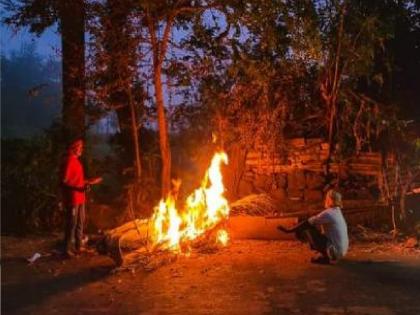 The mercury of Kolhapur district fell It got colder as the temperature dropped to 18 degrees | कोल्हापूर जिल्ह्याचा पारा १८ डिग्रीपर्यंत, थंडी वाढली; ग्रामीण भागात शेकोट्या पेटल्या