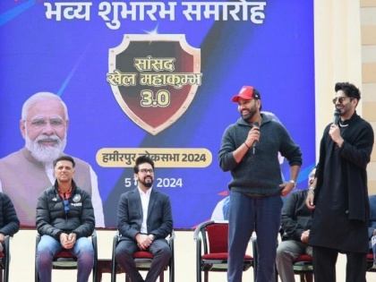 IND vs ENG Test Series Team India captain Rohit Sharma shared a funny anecdote from the stump mic in front of Sports Minister Anurag Thakur and coach Rahul Dravid | स्टम्प माईक आणि 'हास्यास्पद' रोहित शर्मा; क्रीडा मंत्र्यांसमोर हिटमॅनची जोरदार बॅटिंग