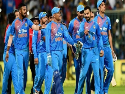Indian team in new jersey 2nd odi against sri lanka | दुस-या वनडेपासून टीम इंडियाला मिळणार नवी जर्सी, खेळाडूंनी केली होती तक्रार 