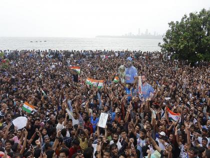 The triumphant cheer of Team India in the ocean of fans, World Cup Team vijay parade at Mumbai | सारे जहाँ से अच्छा हिंदोस्ता हमारा...!!!; चाहत्यांच्या महासागरात टीम इंडियाचा विजयी जल्लोष