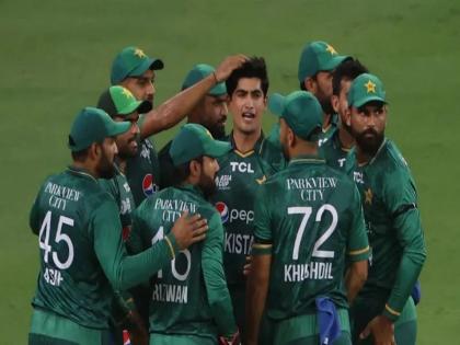 mohammad hafeez on pakistani players fitness chicken injection india vs pakistan match asia cup 2022 live update debate show | Ind Vs Pak: दुखापतीमुळे पाकिस्तानी संघ त्रस्त; माजी खेळाडू म्हणाला, "प्लेअर्सना देशी कोंबड्यांचे इंजेक्शन द्या"