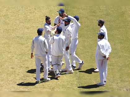 India vs Australia, 2nd Test: Australia bowled out for 200 runs. India needs 70 runs to win the 2nd test match at MCG | India vs Australia, 2nd Test : टीम इंडिया फुल फॉर्मात; ऑस्ट्रेलियाचा डाव गुंडाळला, मालिकेत बरोबरीची सोपी संधी