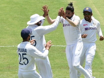 India vs Australia, 4th Test: Maiden Five Wicket Haul For Mohammed Siraj;  India will require 328 to win | India vs Australia, 4th Test Day 4 : भारतीय गोलंदाजांनी चोख कामगिरी बजावली, आता फलंदाजांची वेळ आली