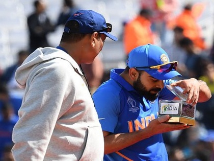 ICC World Cup 2019, IND vs AUS : Team India captain Virat Kohli smells the 'mitti' from his school in Delhi | ICC World Cup 2019, IND vs AUS : मिट्टी की खुशबू; भारतीय संघाला भेट म्हणून दिली 'माती', जाणून घ्या कारण! 