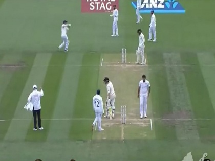 India vs New Zealand, 2nd Test : Umpires Warn Virat Kohli and Co As they try to confuse New Zealand Batsman, watch video svg | Video : सामना जिंकण्यासाठी टीम इंडियानं खेळला होता रडीचा डाव, अंपायरनी दिली ताकीद अन्...