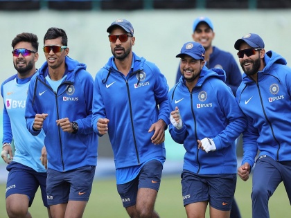India vs South Africa, 1st ODI : India may limit the usage of saliva for shining ball due to Coronavirus threat, says Bhuvneshwar svg | India vs South Africa, 1st ODI : Corona Virusची टीम इंडियाच्या खेळाडूंना धास्ती; महत्त्वपूर्ण निर्णय