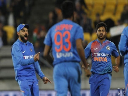 India Vs New Zealand, 4th T20I: Skipper Virat Kohli slams a boundary and Team India win another Super Over | Super Over : टीम इंडियाचा Super विजय, शार्दूल ठाकूरनं फिरवला सामना 