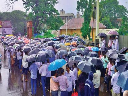 Teachers protest in heavy rain in Ratnagiri | रत्नागिरीत भरपावसात शिक्षकांचा आक्रोश मोर्चा